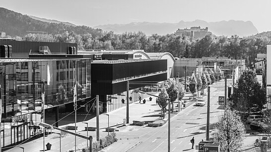 Die Anreise zum Messezentrum ist ganz einfach, entweder zu Fuß, mit dem Rad, den Öffis, dem Auto, Zug oder Flugzeug.